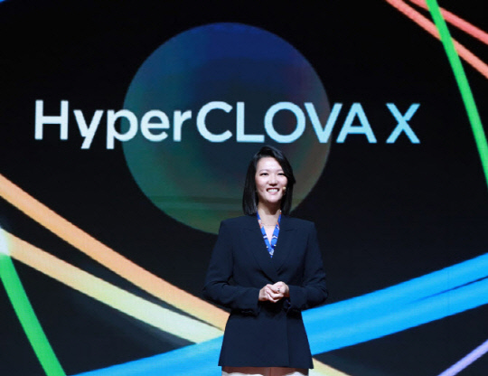 최수연 네이버 대표이사가 지난 24일 서울 삼성동 그랜드 인터컨티넨탈 서울 파르나스에서 열린 'DAN23'에서 하이퍼클로바X를 공개하고 있다. [네이버 제공]